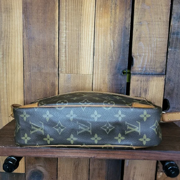 Louis Vuitton Trocadero 27 Monogram Crossbody Bag - Picture 5 of 16